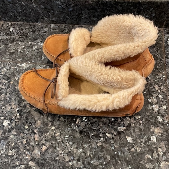 Ugg slippers size US 8 - Picture 2 of 5